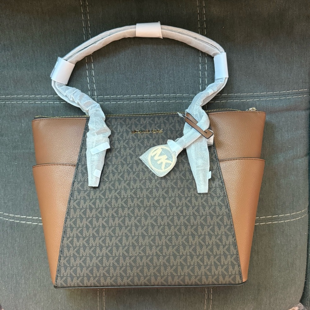 NWT Charlotte Large Logo and Leather Top-Zip Tote Bag - Picture 3 of 7
